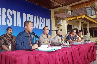 Kapolresta Pekanbaru bersama jajaran saat pengungkapan kematian ASN di DPRD Riau (foto/antara)